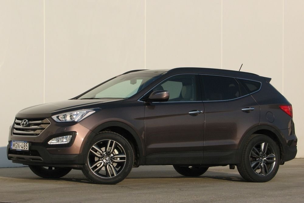 A Hyundai Santa Fé hagyományosan a középső méret a koreai márka hobbiterepjárói közt; a tornasor: Tucson (ix35), Santa Fé, Veracruz (ix55). A hagyománynak most vége: a nyugdíjazott Veracruzt a 10,5 centivel megnyújtott Santa Fé váltja ki