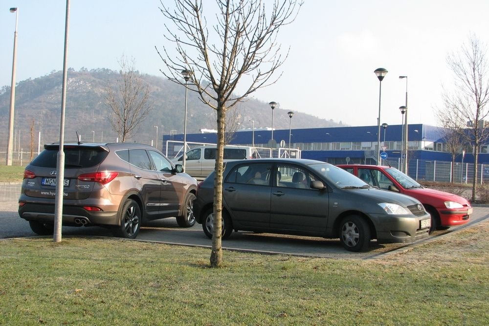 A parkolóautomatika csodája: a képen látható pozíció az autó szerint egy párhuzamos, tolatva beállás kellő közepe. Ebben a helyzetben a rendszer még simán ment volna hátra