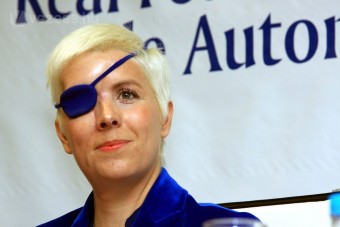 F1: Már autót vezet a félszemű pilótanő