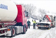 Elakadt teherautót próbálnak menteni Győr határában a 81-es főút egyik autópálya-felhajtójánál. Fotó: MTI