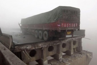 Összedöntötte a hidat a felrobbant teherautó