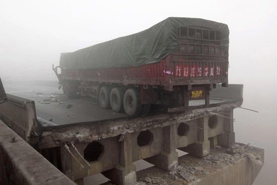 Összedöntötte a hidat a felrobbant teherautó