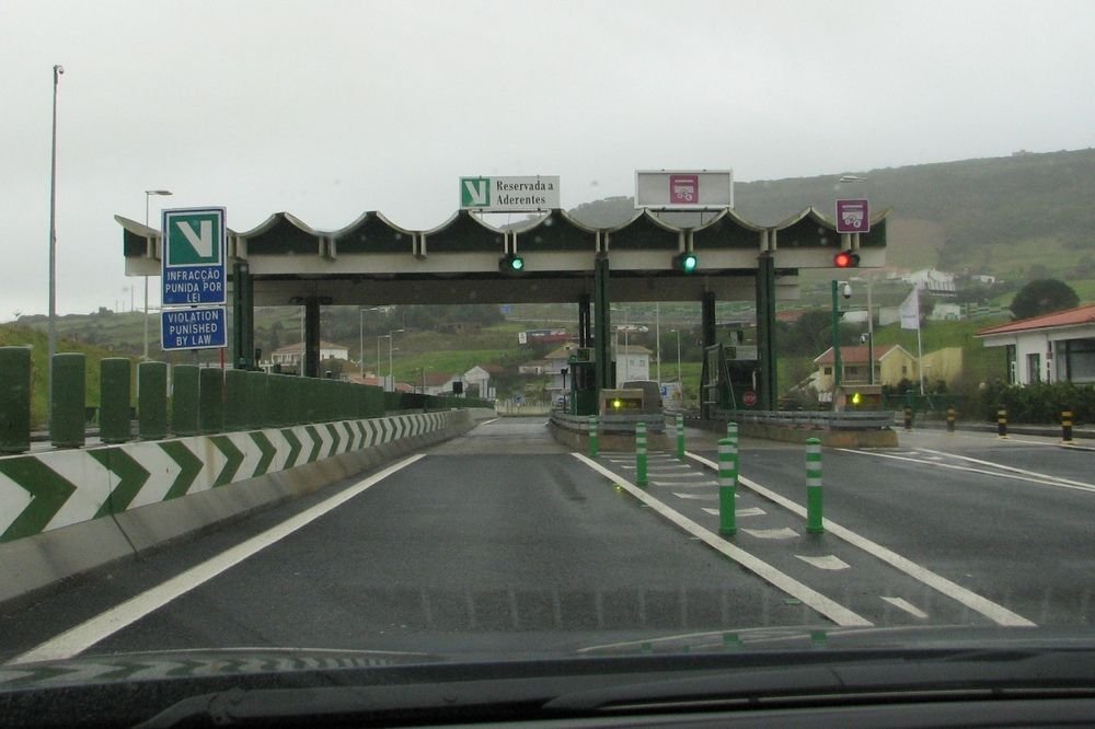 Az autópályák fizetősek, kapus rendszer működik, jól üzemelő elektronikus fizetési rendszerrel kombinálva. A tarifa nagyjából tíz cent kilométerenként, de a tarifálás ennél bonyolultabb, és eltér a hazai és külföldi rendszámú kocsik díja. A portugaltolls.pt oldalon érdemes tájékozódni