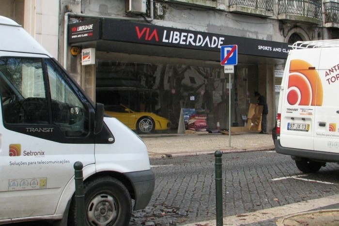 Lisszabon izgalmasan változatos világ. A luxusautó-kölcsönző kirakatában épp egy hajléktalan készít vackot éjszakára a Ferrarik előtt