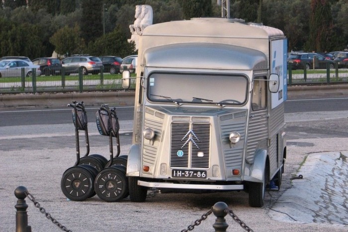 Az öreg HY Citroenben Segway-kölcsönző működik. A jópofa, de nagyon drága (kétmillió körül indul itthon az ára)  holmit a rendőrök is használják: a fedélzetről jól átlátják a gyalogosforgalmat, kiszúrják a zsebtolvajokat