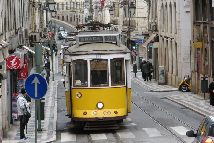 Ha a villamoson veszünk jegyet, 2,85 eurót kell fizetni. Ezért inkább vegyünk napijegyet 6 euróért, ami buszra és metróra is jó
