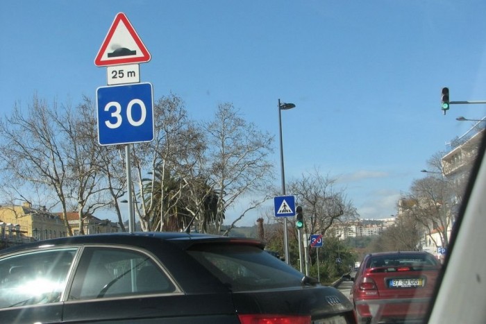 Nem traffipax-vonzó piros kör, csak egy kedves ajánlott 30-as a fekvőrendőr előtt. Az ajánlást is oldja egy tábla!
