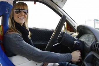 Női motoros autót tesztel