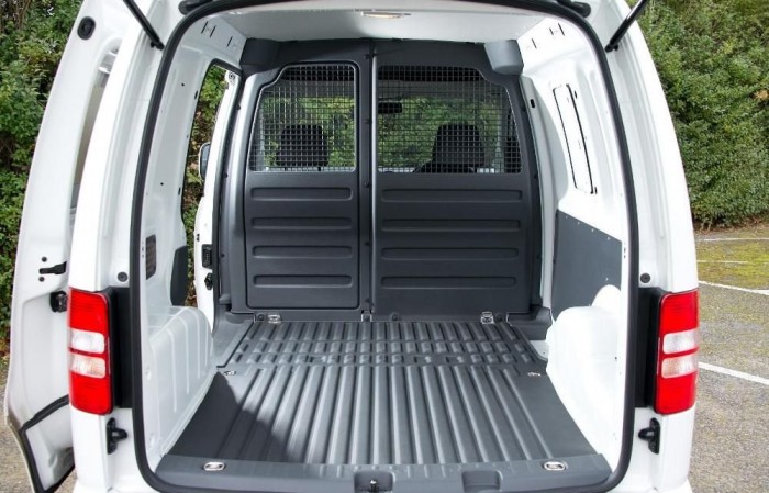 A csomagtér olyan, mint a hagyományos változaté. Az igazi extrák elől vannak