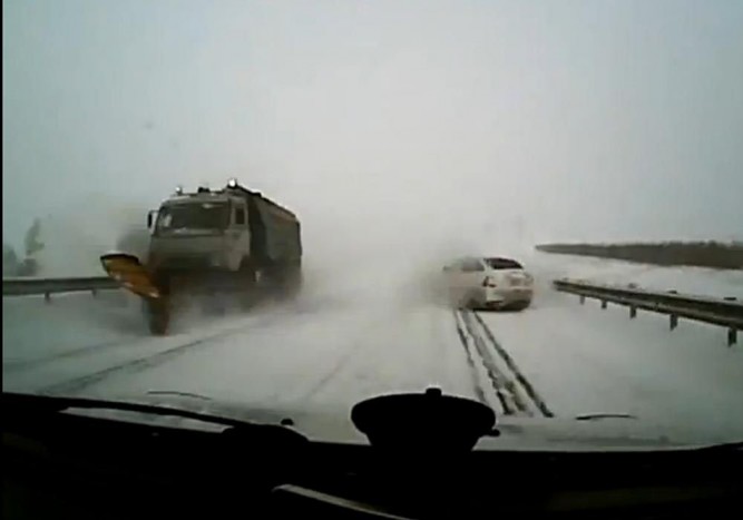 Duplán halálos ütközést úszott meg az autós