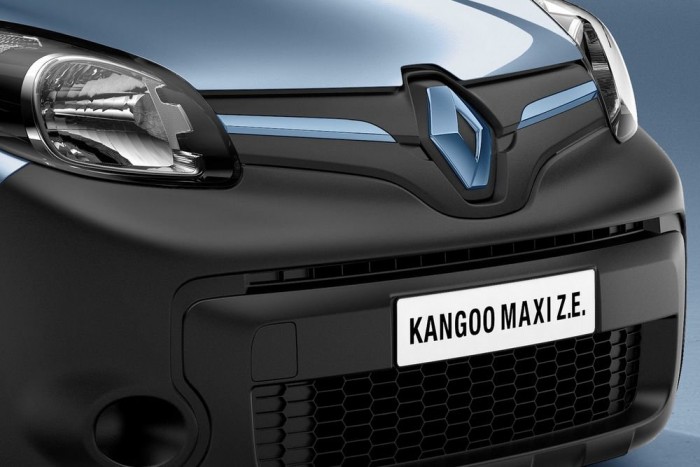 Megdagadt a Renault fuvaros orra 7 | Vezess A Z.E. villanyfurgon töltő csatlakozója mostantól az orron, a logó mögött található