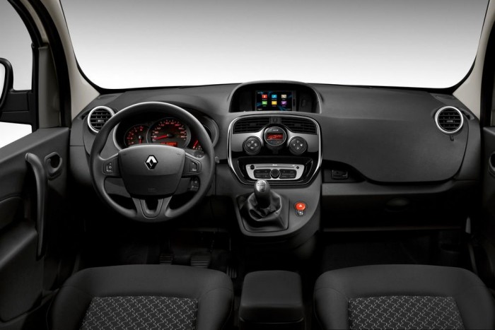 Megdagadt a Renault fuvaros orra 6 | Vezess Háromszemélyes lehet a Kangoo fülkéje