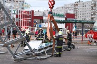 Darus kocsi szakított le egy táblatartó állványzatot a Flórián térnél. Íme, a helyszínen készült fotóink!