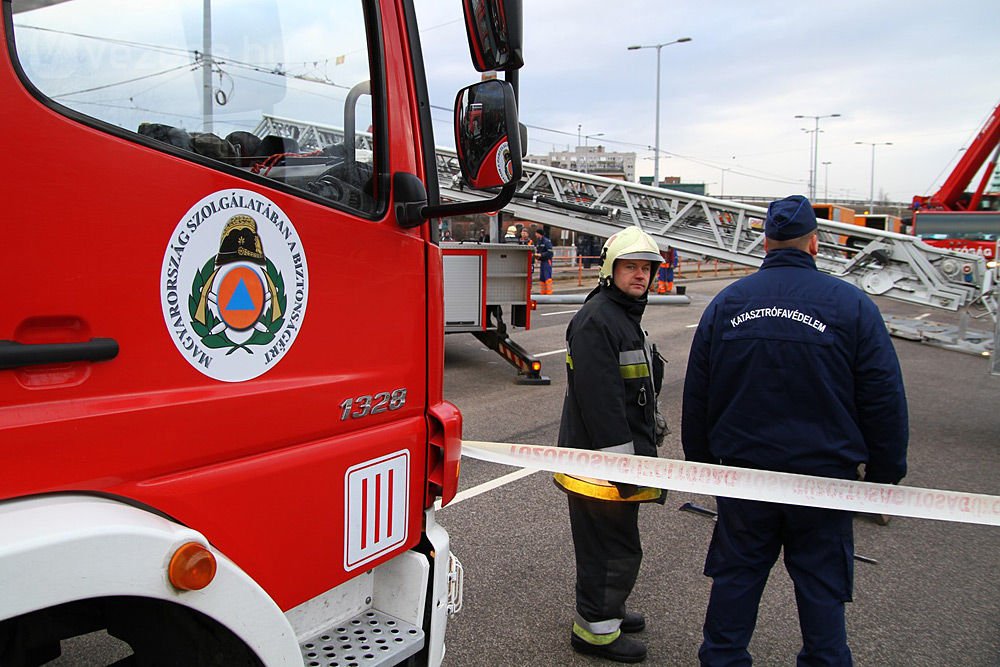 Látványos fotók budai gigadugó okáról 12