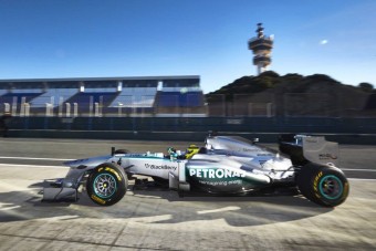 F1: Pályán az új Mercedes