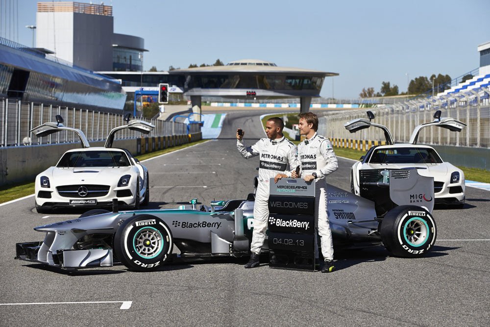 F1: Pályán az új Mercedes 4
