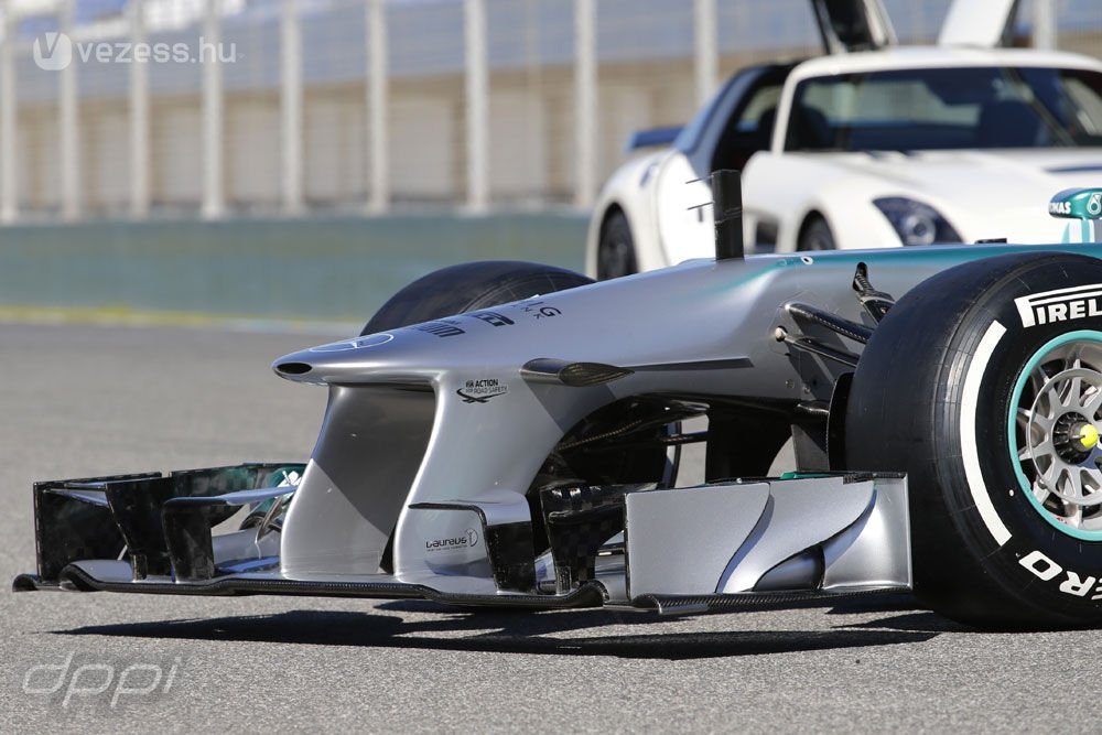 F1: Pályán az új Mercedes 8