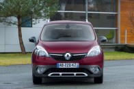 Terepre indul a Renault Scénic 31