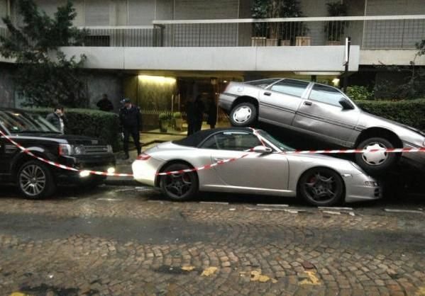 A békésen parkoló Porsche 997 kabrió mögött pont volt még annyi hely, hogy beférjen a Range Rover. Annak sofőrje annak rendje és módja szerint be is állt, de a manőver végén a fék helyett a gázra lépett, és mint egy biliárdgolyót, kilőtte a Porschét, egyenesen beékelve azt az előtte álló Opel alá. Személyi sérülés nem történt.