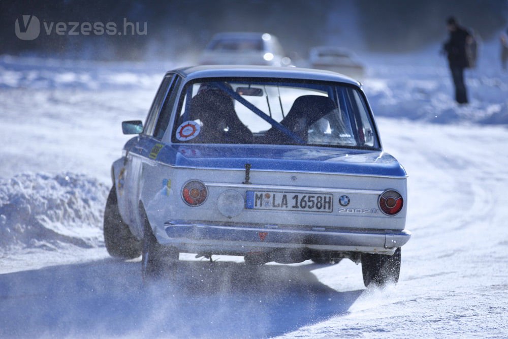 Csak ólommentes benzinnel működő motorokat szabad autógázzal használni, számos youngtimeret nem. A képen a 2002 TI-vel Johnny Cecotto driftel az idei Historic Ice Trophyn Ausztriában