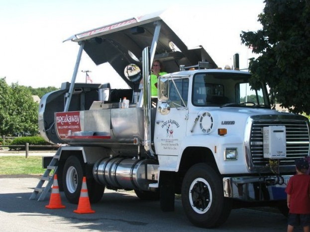 Az ötlet megvalósításához egy 1987-es gyártású Ford LN8000 típusú kamiont választottak