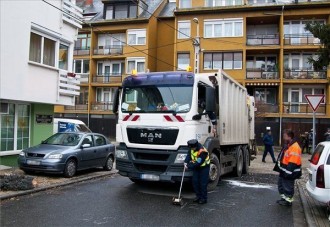 Felborult egy kukásautó