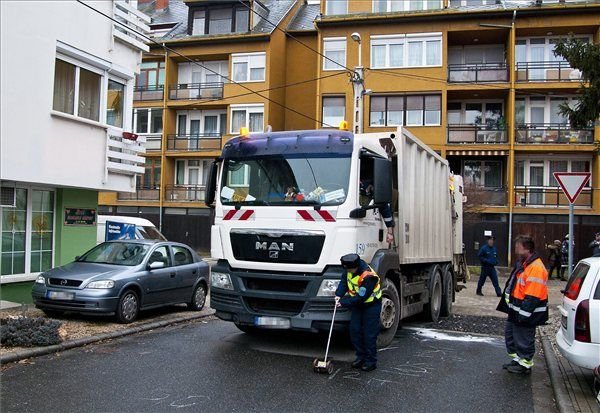 Felborult egy kukásautó