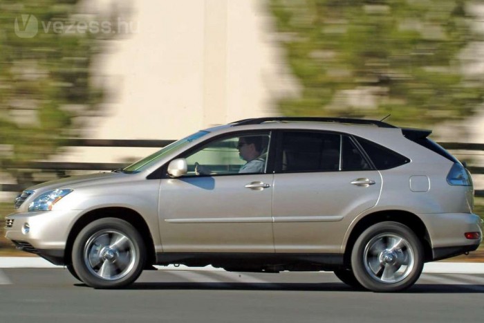 Egyetlen egy hibrid autóra akadtunk. A szocialista párti Steiner Pál Lexus RX 400h-ja idén hétéves
