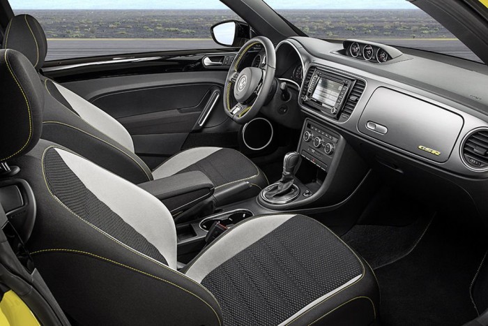 Korrekt sportbelső kiegészítő műszerekkel, csapott aljú kormánnyal