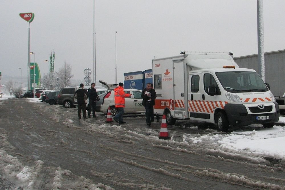 Hat új akciócsoporttal, mobilkasszával a rajtaütés helyszínén szedi a pótdíjat az érvényes e-matrica nélkül autópályázóktól