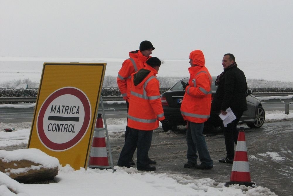 Kiismerhetetlen arccal folytatja útját az elkapott német bliccelő - a rendszer szerint korábban már vettek matricát erre a kocsira, most vagy feledékeny volt a sofőr, vagy bepróbálkozott