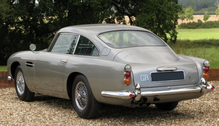 Egymilliárdért eladó James Bond autója 6