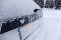 A svéd tél könnyen eltüntetni a rendszámot, és gyakorlatilag az autó egész farát