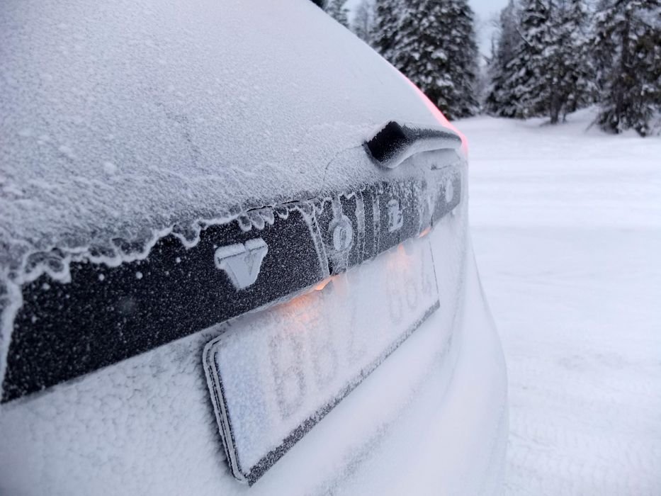 A svéd tél könnyen eltüntetni a rendszámot, és gyakorlatilag az autó egész farát