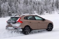 A biztonsági berendezéseket kikerülési manőverrel teszteltük, 70 km/óránál, a féket teljes erőből taposva sem csúszott meg az autó a szöges abroncsokkal