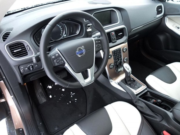 A Volvo V40 belső terét eddig sem érhette kifogás, a praktikum azonban még tovább nőtt a CC esetén