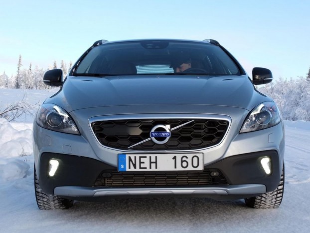 Méhsejtrácsos műnyagal elemek, átvariált LED világítás teszi felismerhetetővé a CC-t