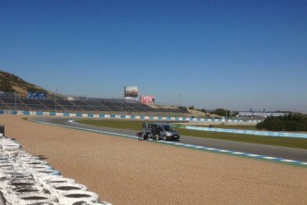 F1: Állt a teszt, kátyúztak a pályán