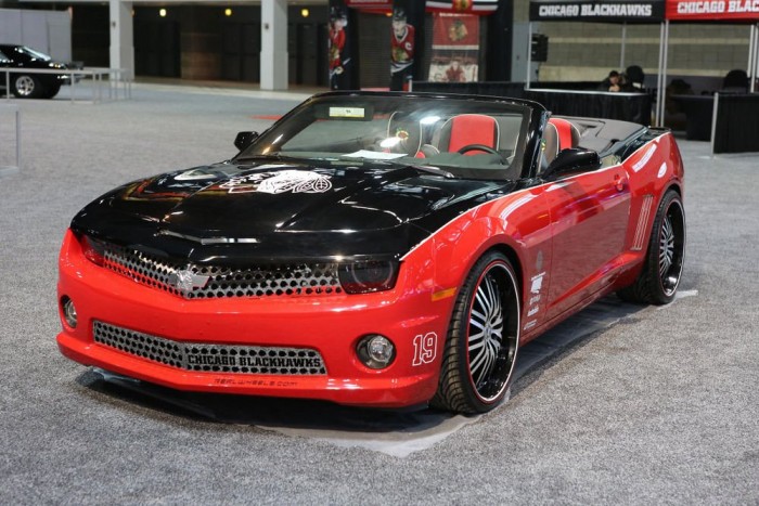 Rusnya járgányok, nemes célok 8 Jégre, Chevy!: Becs'szóra az utolsó Camaro, ezúttal tető nélkül. A helyi jégkorong csapat, a Chicago Blackhawk dicsőségét hirdető kabrió hűtőrácsát a hokisok kapusmaszkjáról mintázták.