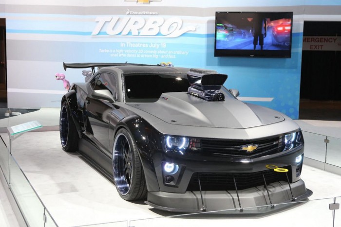 Rusnya járgányok, nemes célok 1 Turbo: Ez a szörny egy Camaro ZL1-ből készült, és eredetileg egy rajzfilm kulcsfigurája volt. A DreamWorks 'Turbo' című alkotása egy megtáltosodó csigáról szól, előzetese alább látható. Hozzá hasonlóan lényegült át az eredetileg 215 lóerős autó: kompresszoros V8-asa 700 lóerőt tud, keréktárcsái 24 colosak, hátsó szárnyára pedig nincsenek szavak a szótárunkban.