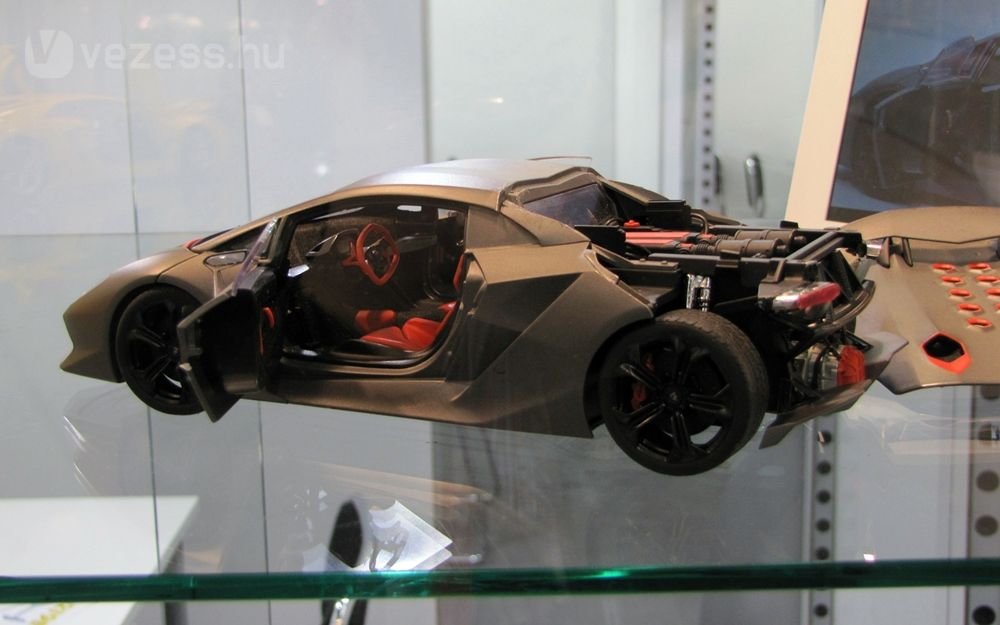 Lamborghini Sesto Elemento indokolatlanul teleplüssözött belsővel