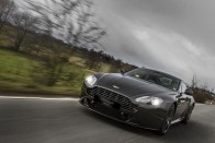 Luxus versenyautó az Aston Martintól 16