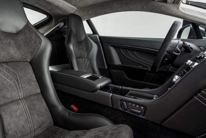 Luxus versenyautó az Aston Martintól 6