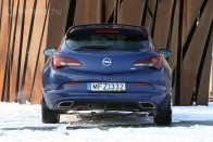 6,0 másodperc kell neki nulláról százig, végsebességét az Opel visszavette 250-re