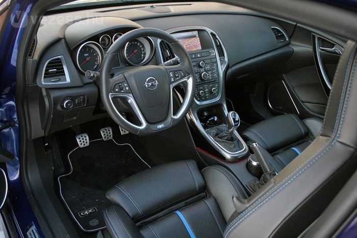 Igényes a belső tér és a sok gombbal hightech hangulatot kelt