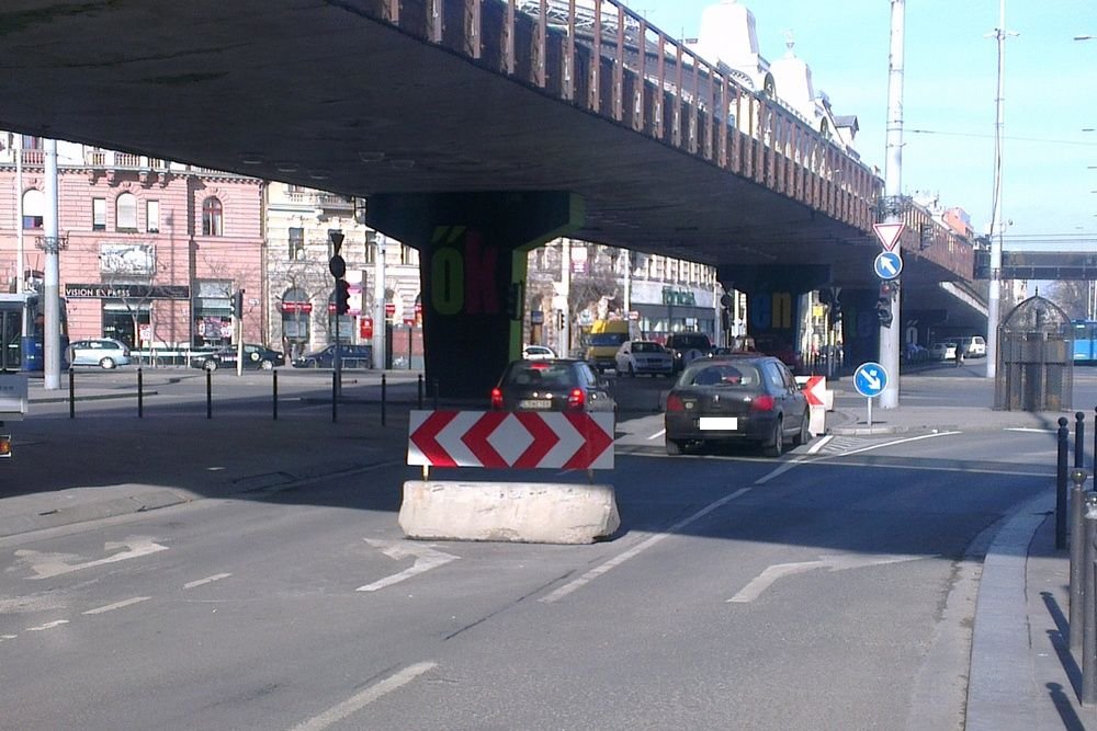 Egy olvasónk jelentette be a Nyugati téri, indokolatlannak tűnő forgalmi akadályokat