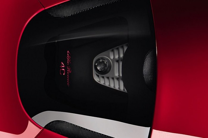 Itt az Alfa új sportkocsija 7 | Vezess Művészi burkolat alatt a motor, hozzáférni szinte lehetetlen