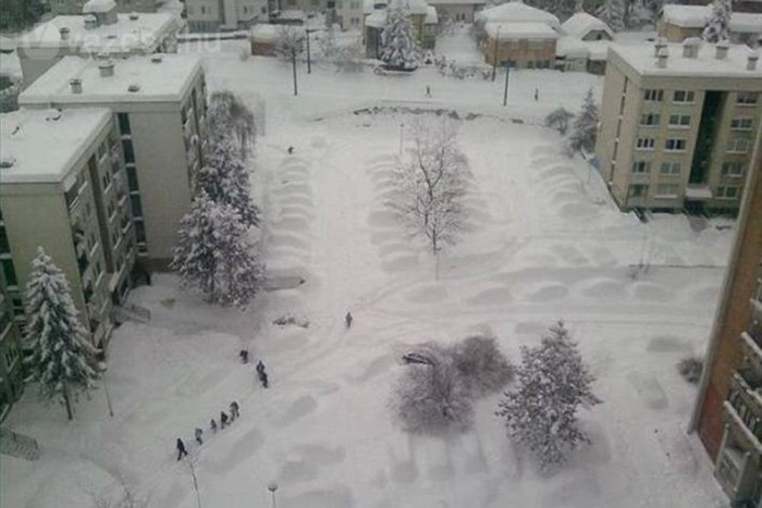 Mindent eltemetett a hó 7 | Vezess Egyforma hókupacokká váltak a parkoló autók