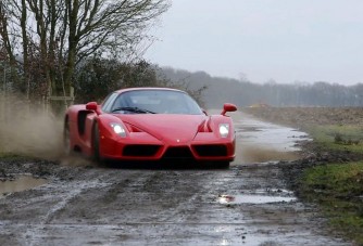 Aki még trágyázni is Ferrarival indul