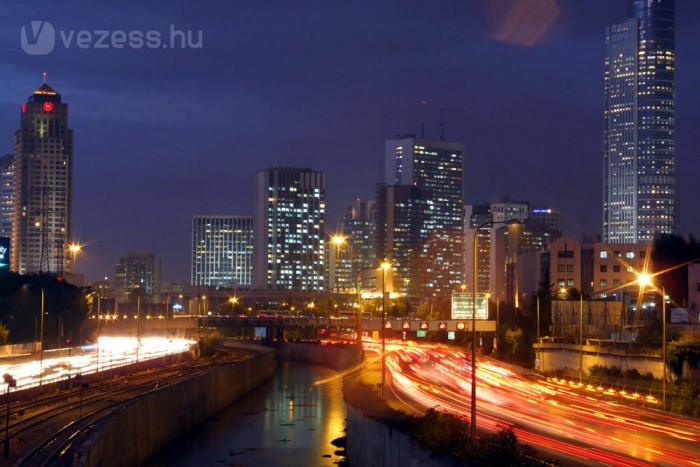 Top 10: Hol a legdrágább a benzin? 15 | Vezess 10. Izrael - 479 Ft /liter. Egy tippünk rögtön van, mire megy az üzemanyagokból származó adóbevétel Izraelben: a hadseregre és a rendfenntartó erőkre. A képen Tel-Aviv belvárosa